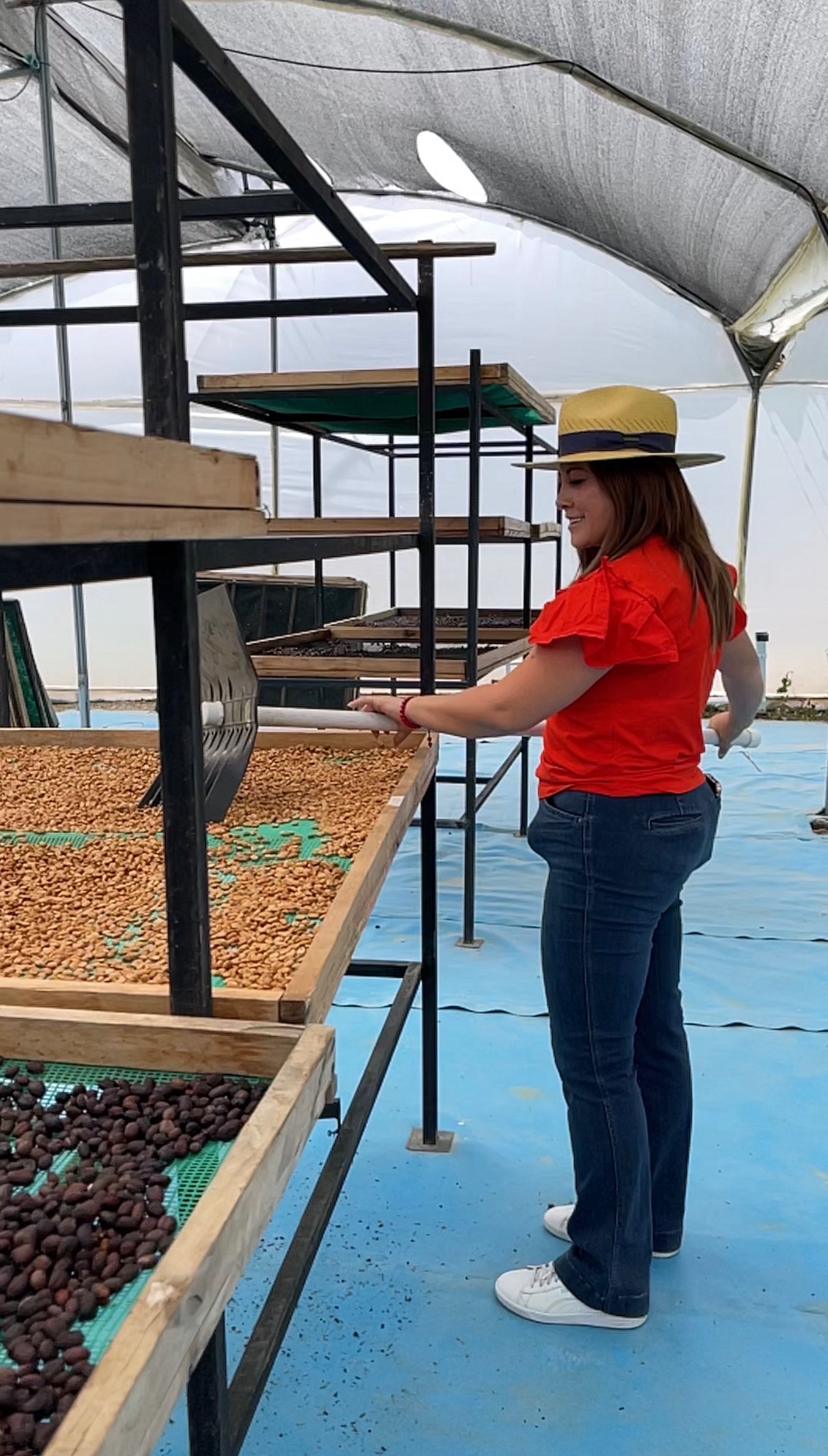 Productora de café en origen vinculada al trabajo de Coffee Relief en Ecuador
