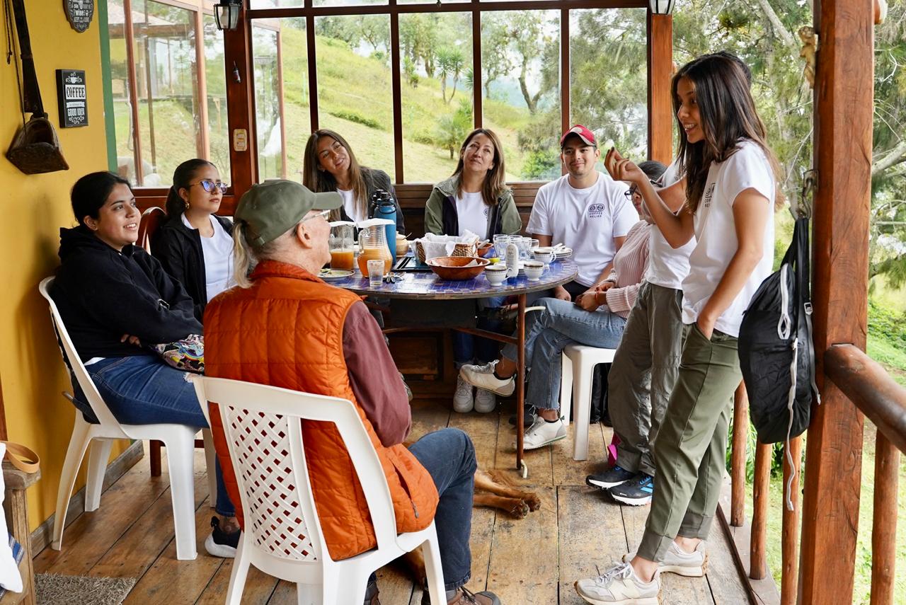Grupo participando en una experiencia de café de origen con Coffee Relief cerca de Quito