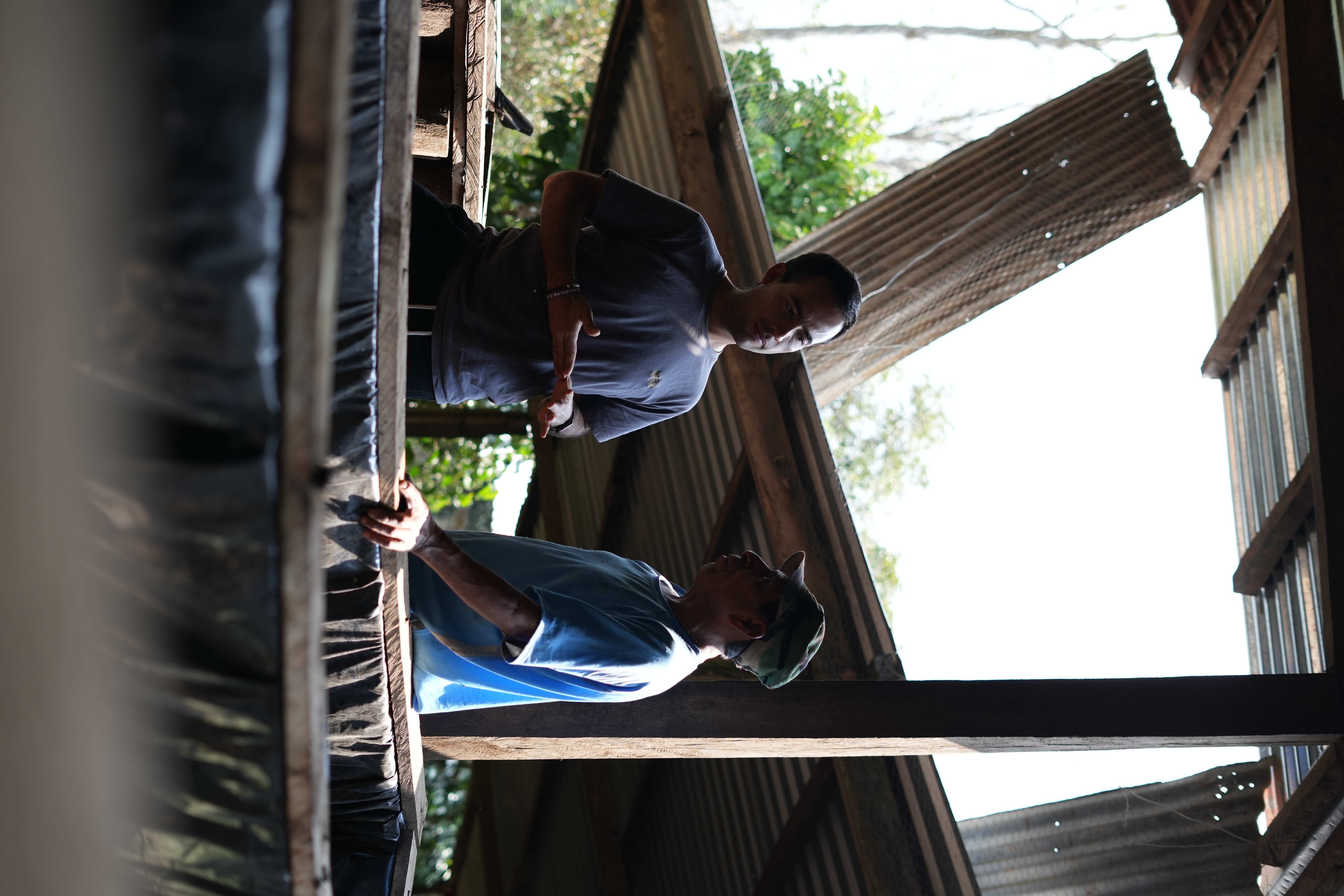 Juan Pablo Ortiz junto a un caficultor en origen para Coffee Relief