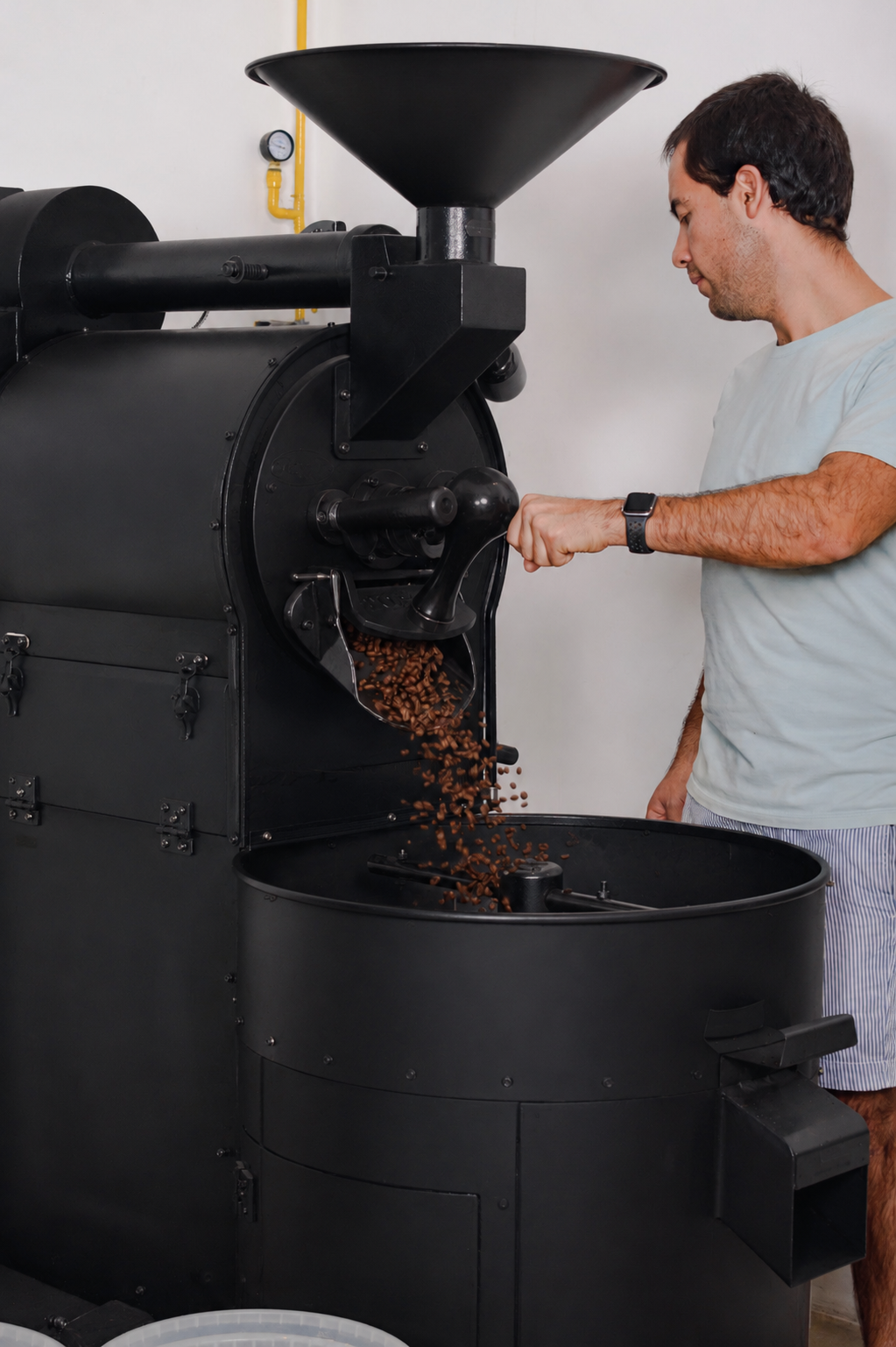 Juan Pablo Ortiz tostando café de especialidad para Coffee Relief